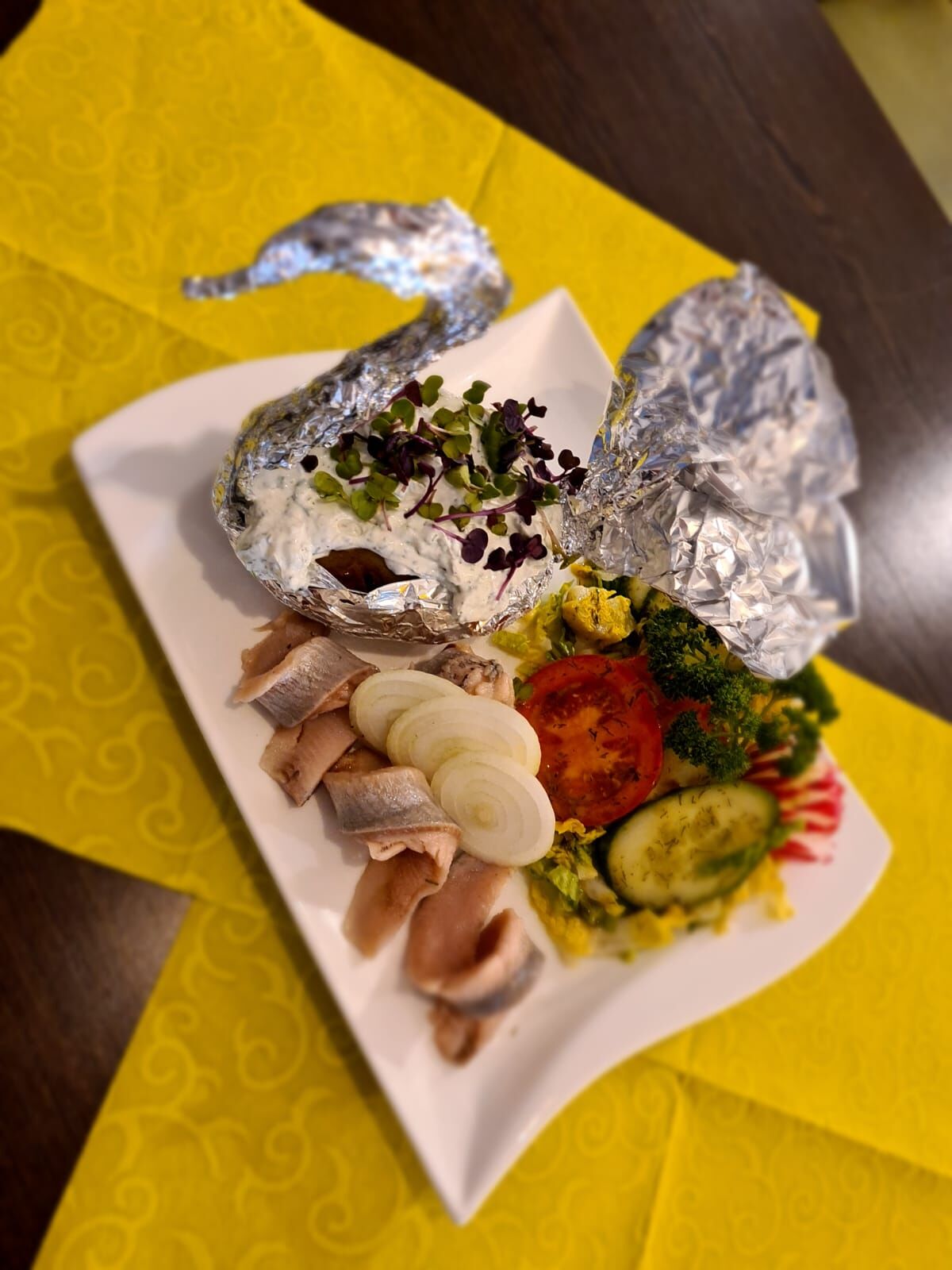 Folienkartoffel mit Matjes in der Sommersaison