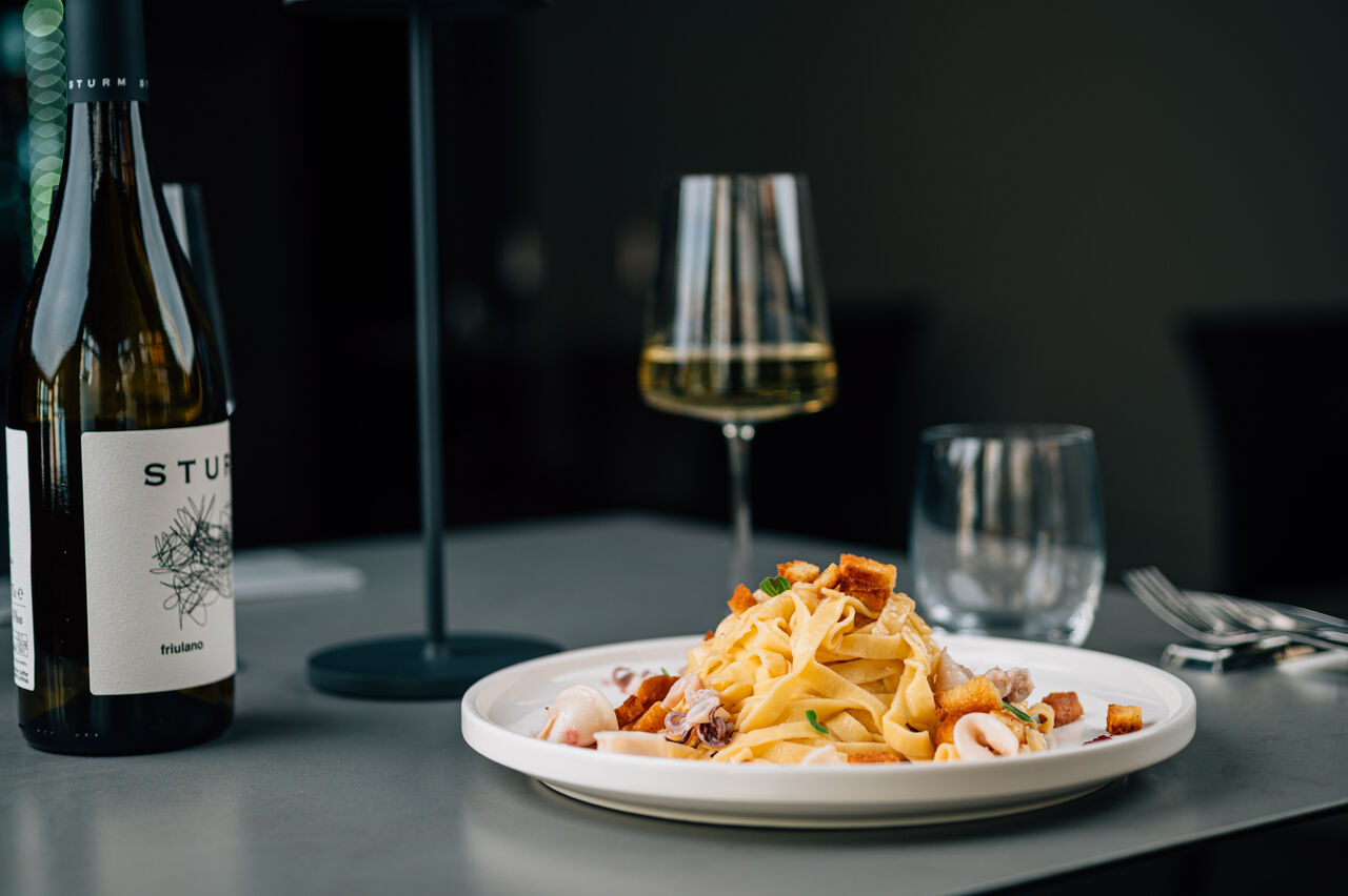 TAGLIATELLA AI CALAMARI
crema di barbabietola e crumble di pane