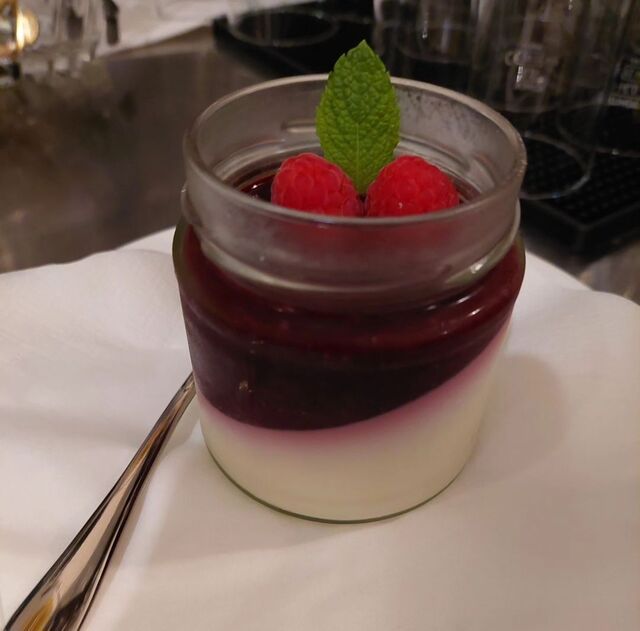 Panna cotta con salsa di frutti di bosco
