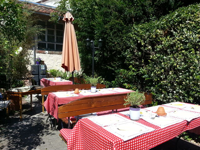 Im Sommer läd unsere idyllische Terrasse zum Verweilen ein