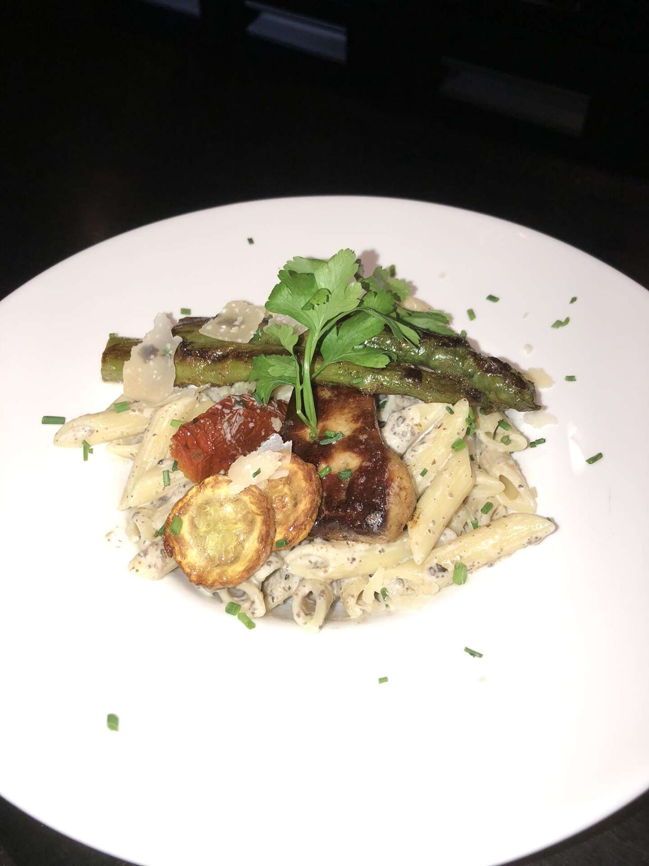 Penne à la crème de truffe, escalope de foie gras et ses asperges vertes