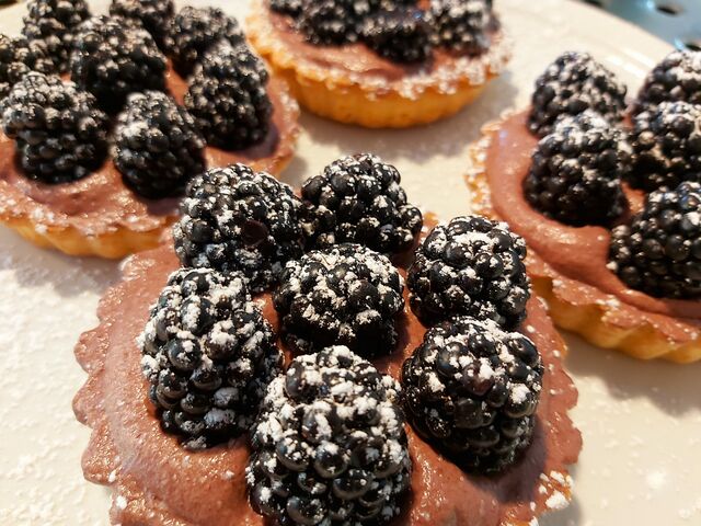 Tartlettes mit Zartbitter-Mousse und Brombeergelee