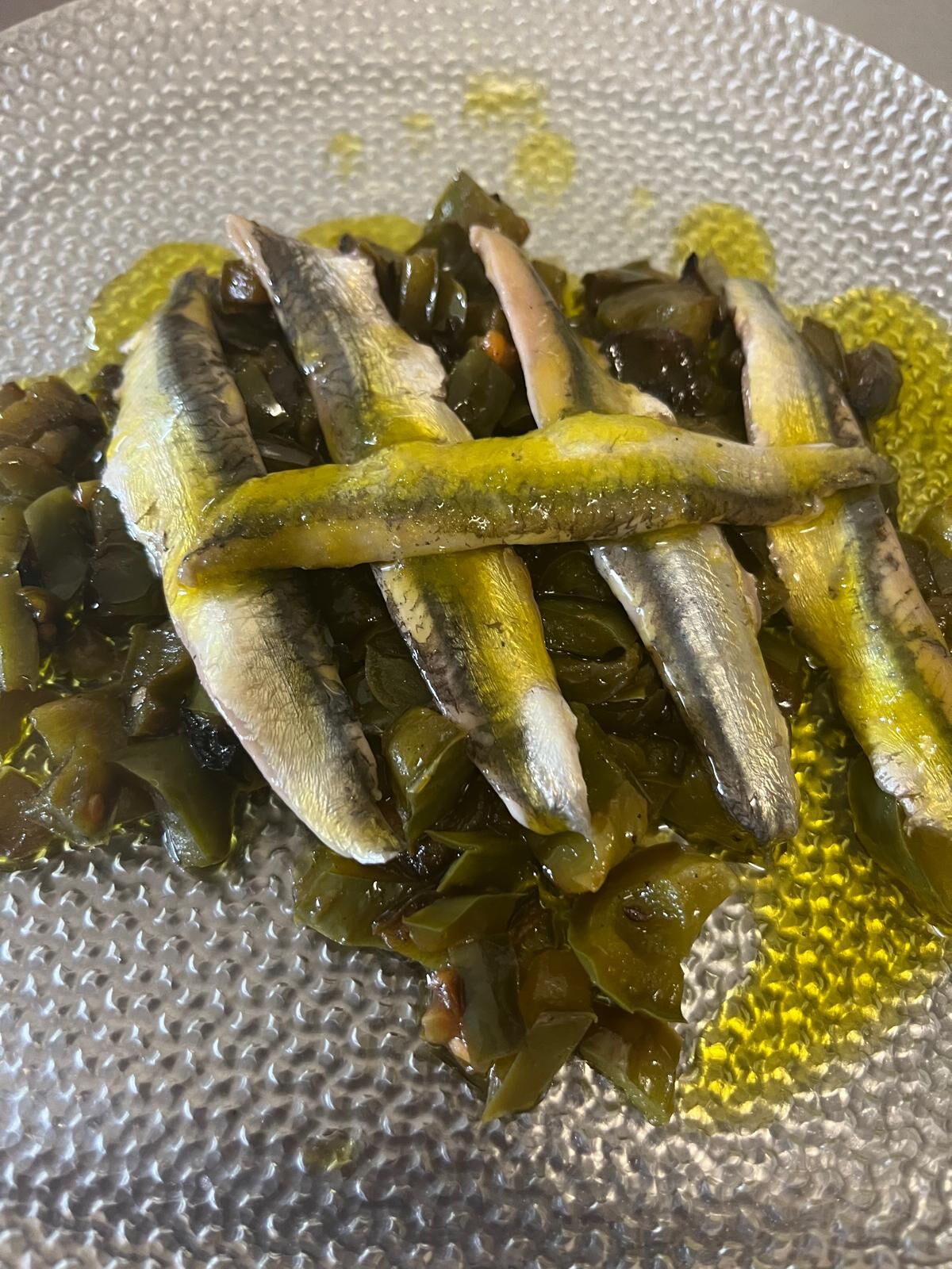 Pimiento verde pochado con sardinas en aceite