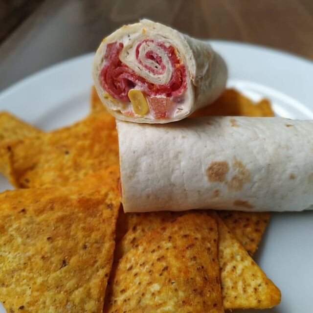 Wrap de salami y chorizo (Tortilla de trigo Maxi, queso finas hierbas, maíz, tomate, aceitunas, salami y chorizo de Pamplona 
