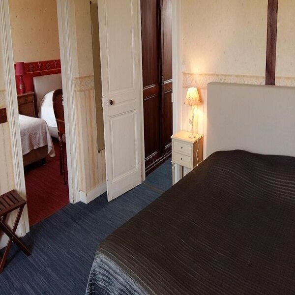 Chambre Guermantes, 28 m², lit king size, salle de bain avec baignoire et wc (possibilité 2nde chambre avec 2 lits simples)