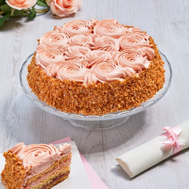 FLEUR DE FRAISE
Dès 3,15€ la part
Délicieuse crème fraise, génoise nature, confiture de fraise et éclats de macaron.
