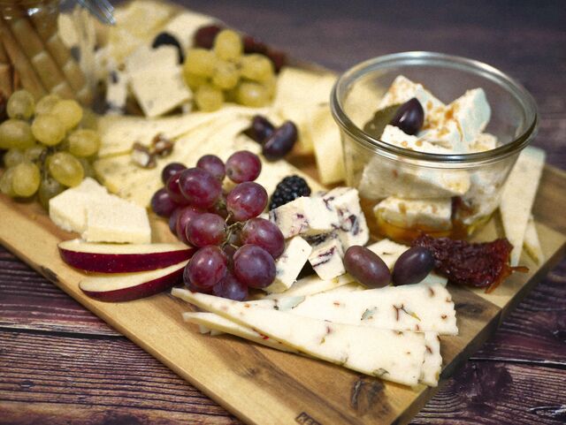 Internationale Käseplatte - erhältlich auf Vorbestellung