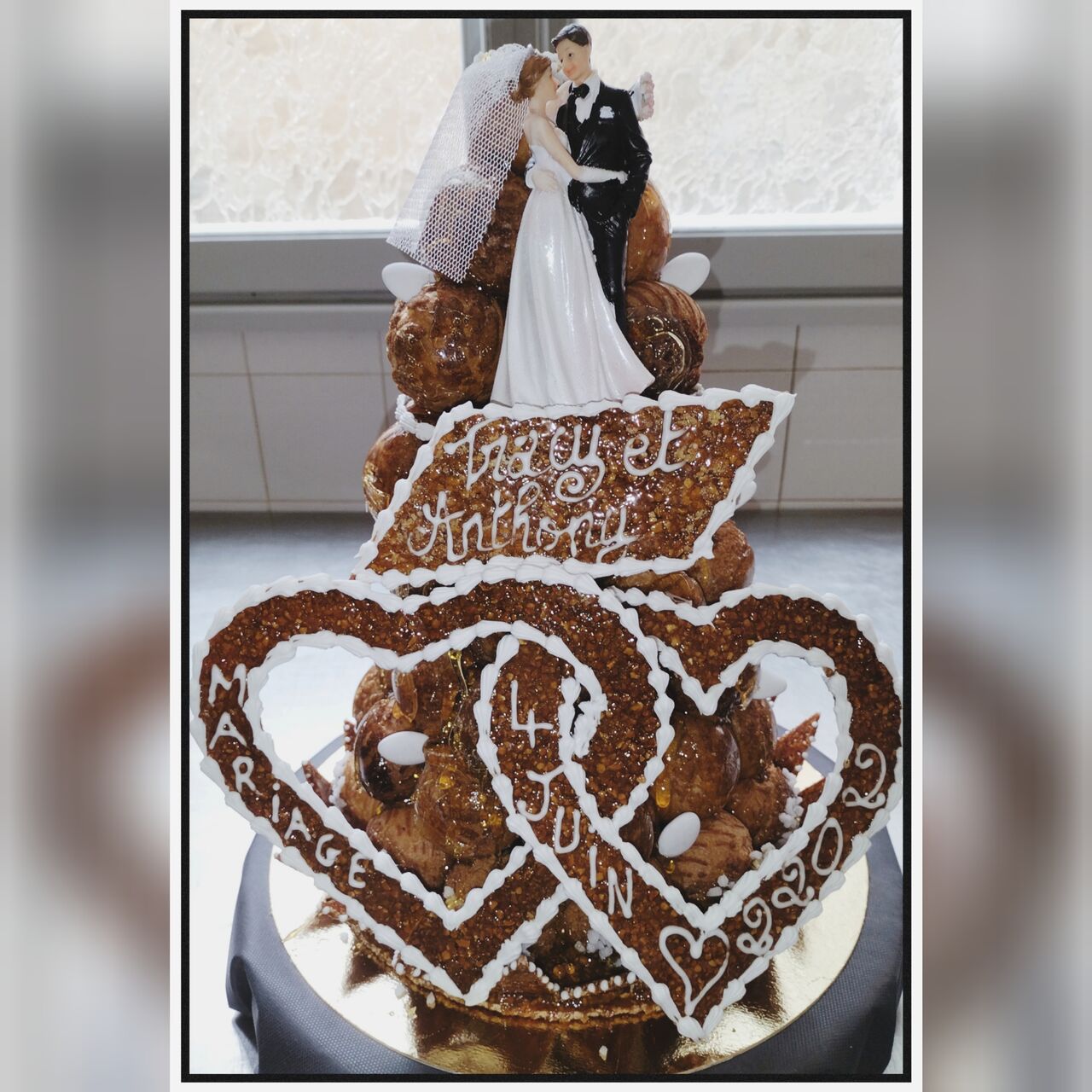 Pièce montée en forme de cône. Choux crème pâtissière et Grand Marnier.