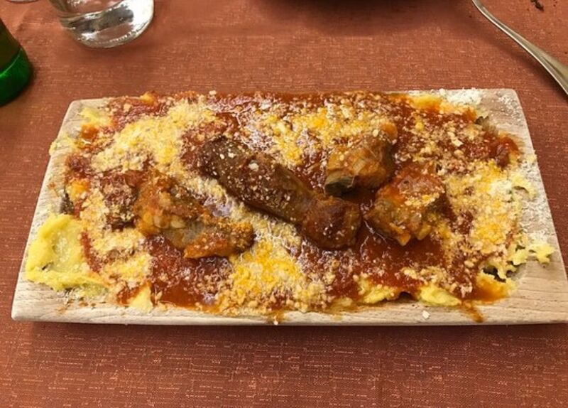 Polenta con spuntature di maiale.