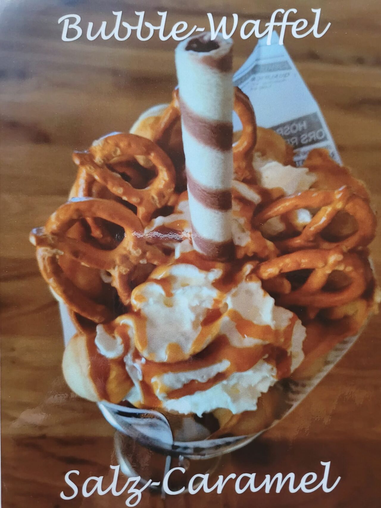 Süß trifft auf salzig. Die perfekte Mischung in einer warmen Bubble-Waffel mit 2 Kugeln Eis.