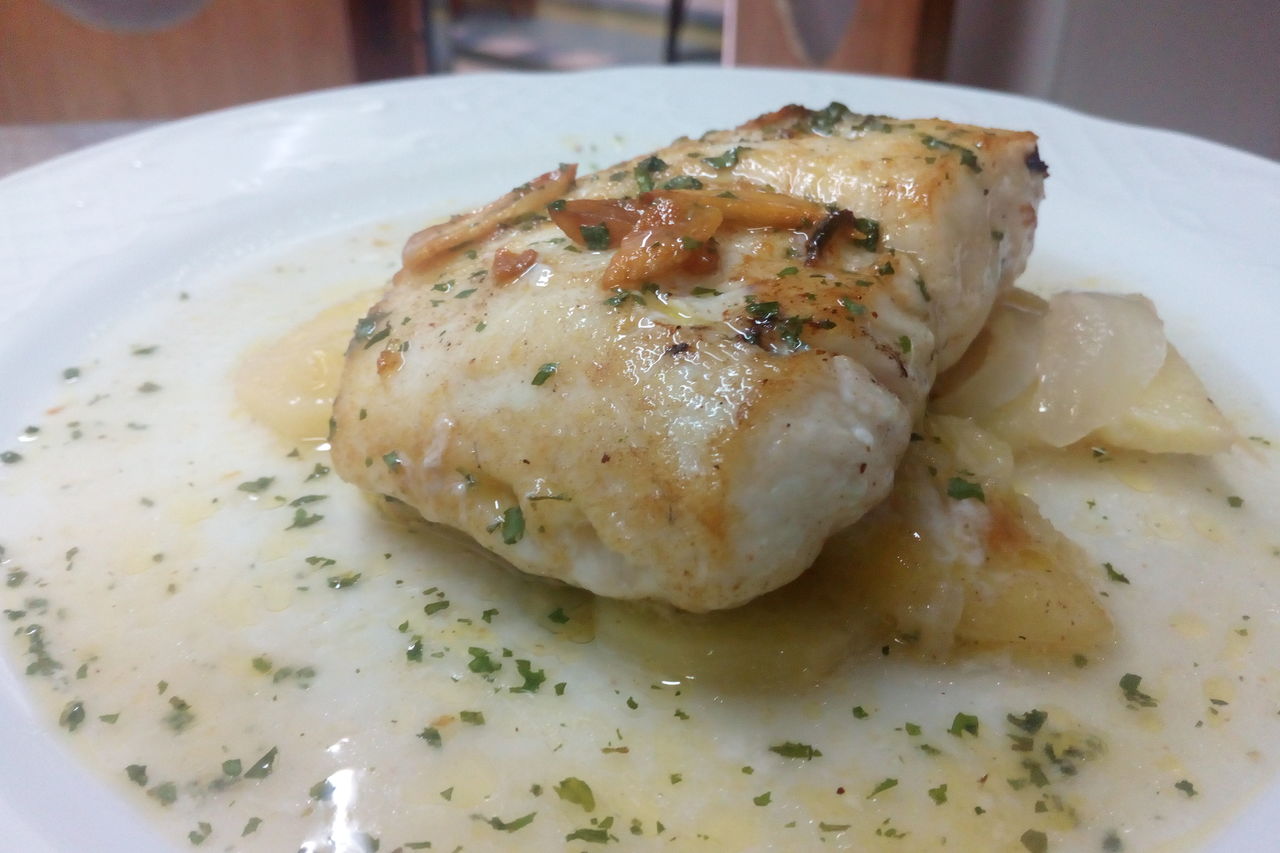 Merluza a la Donostiarra con patatas panadera