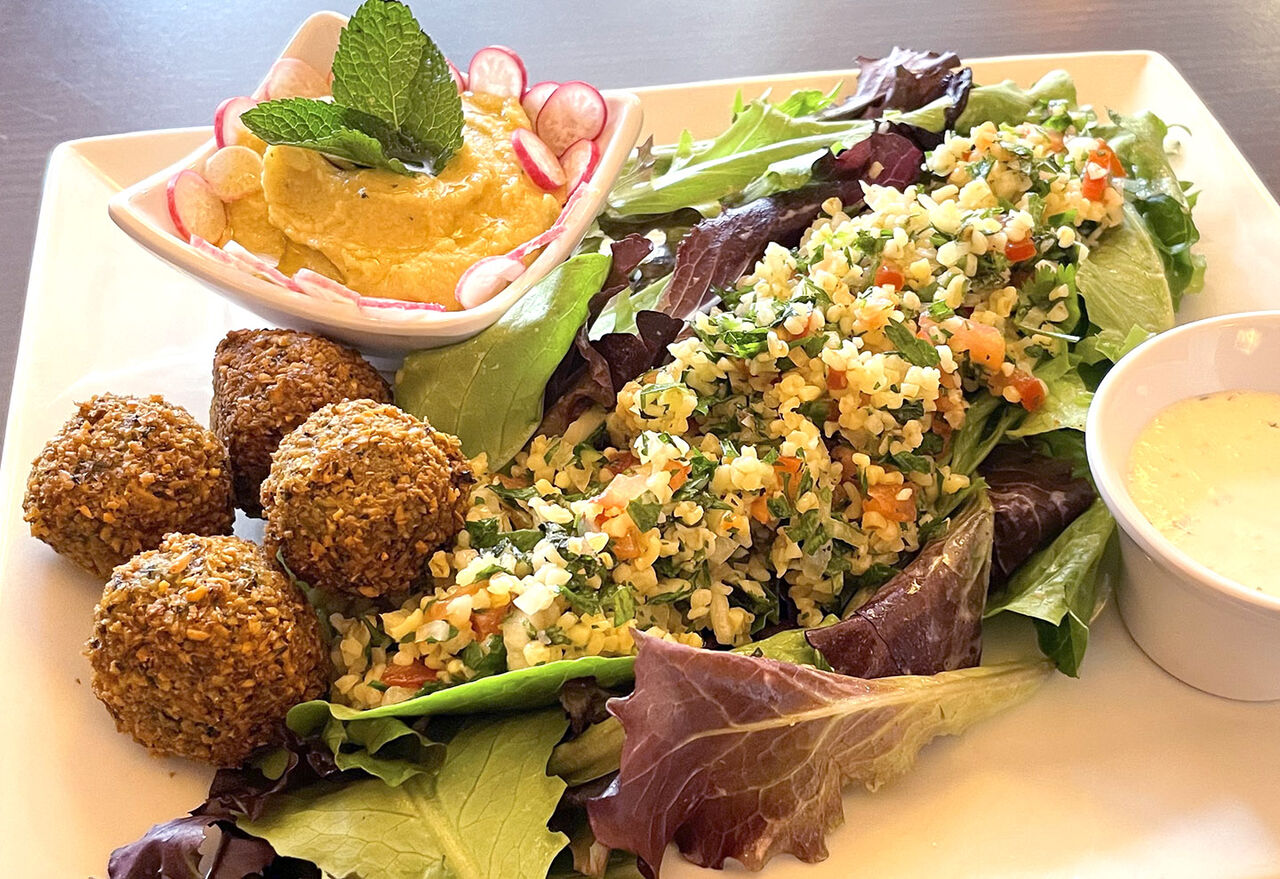 assiette méditerranéenne : taboulé frais, falafel et hoummos maison pour vous rafraichir