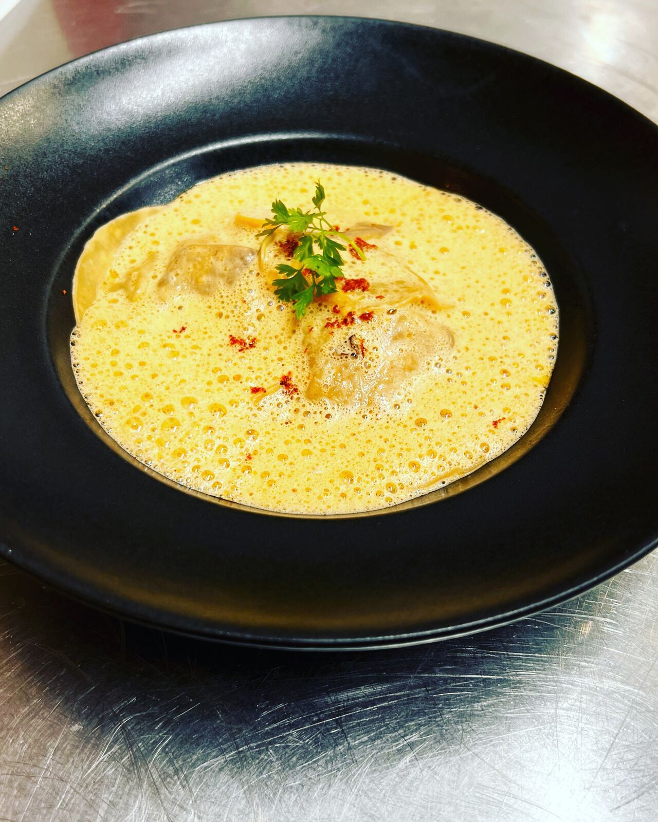 les raviole de foie gras et cèpes, émulsion morilles