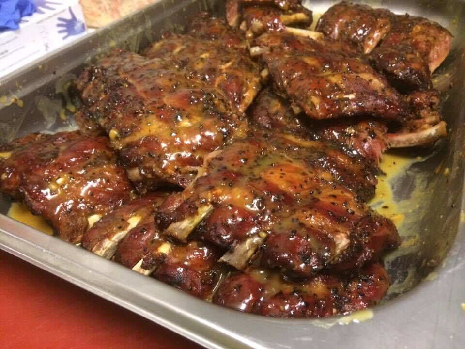 Unsere Spare Ribs fertig gegart nach ca 6 Std. Die BESTEN im weiten Umfeld (Aussage unserer Kunden)