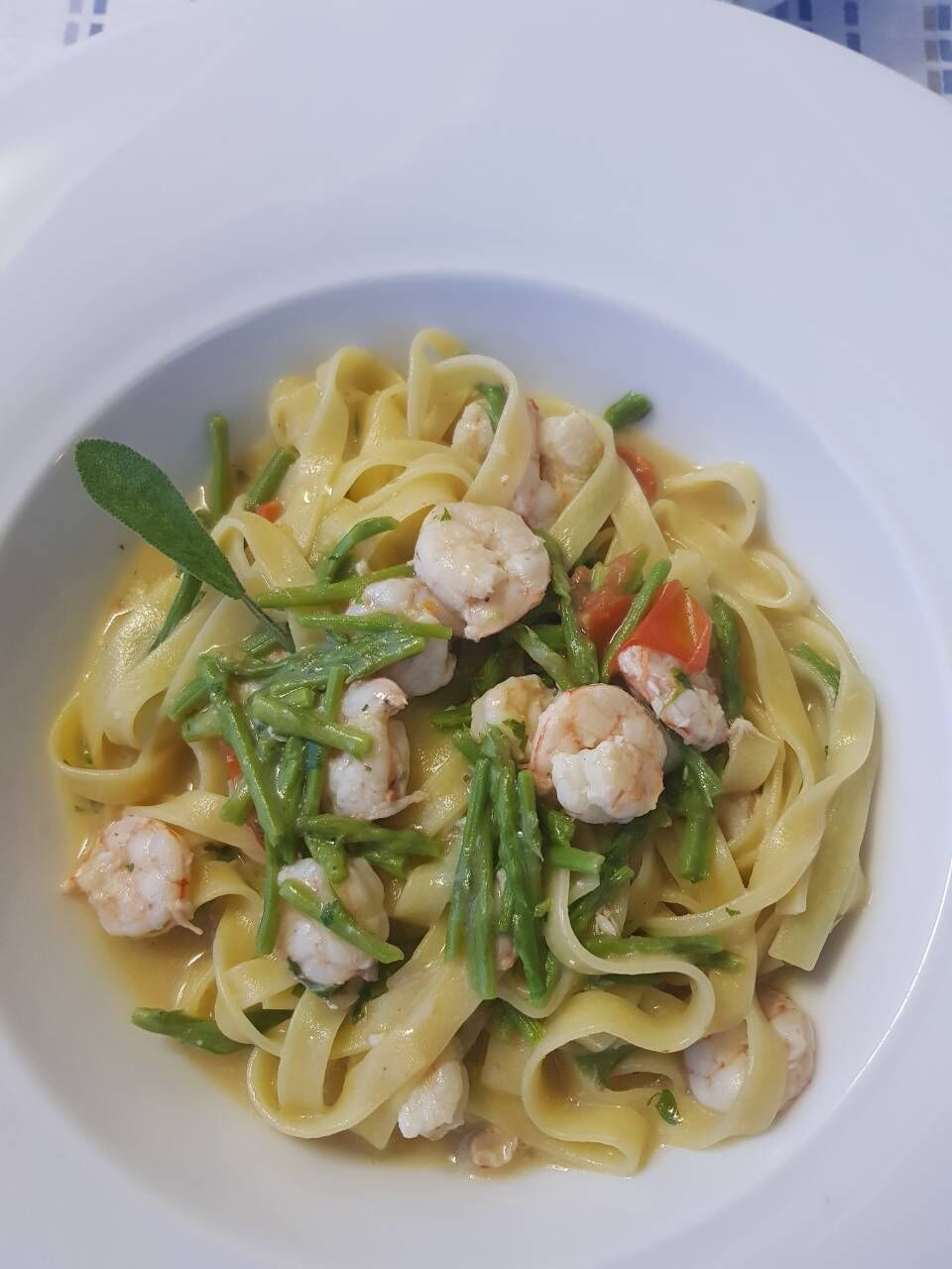 Rezanci sa jadranskim kozicama i divljim šparugama