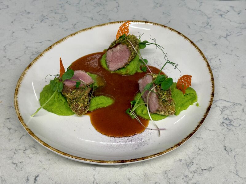 HLAVNÉ JEDLO: Bravčová panenka v parmezánovej kruste s hráškovou zemiakovou kašou 