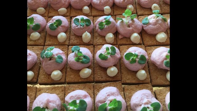 Receptiehapje/Krokante toast met breydelhammousse en mosterdmayonaise