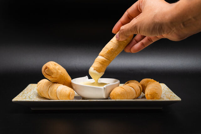 Nuestros deliciosos Tequeños acompañados de una salsa de ajo casera