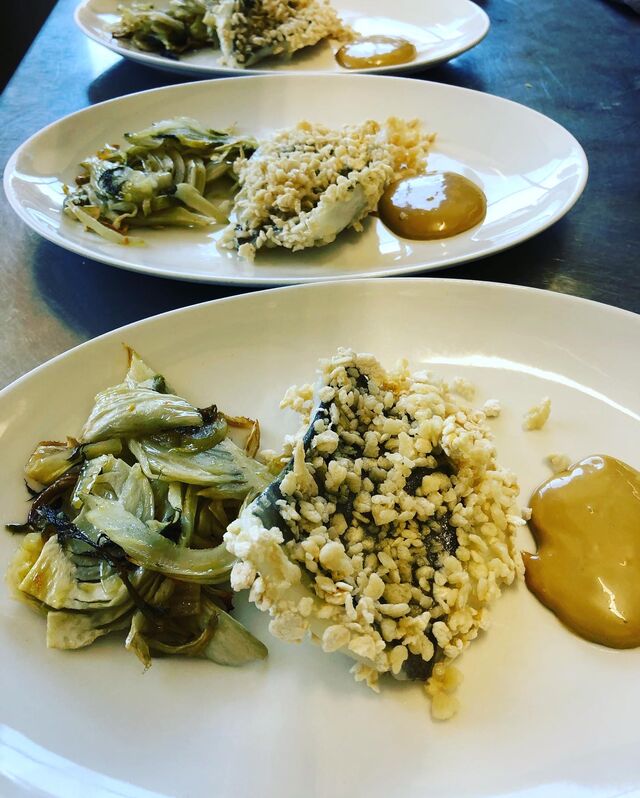 Filetto di pesce San Pietro in crosta di panko con finocchi confit e maionese alla soja 