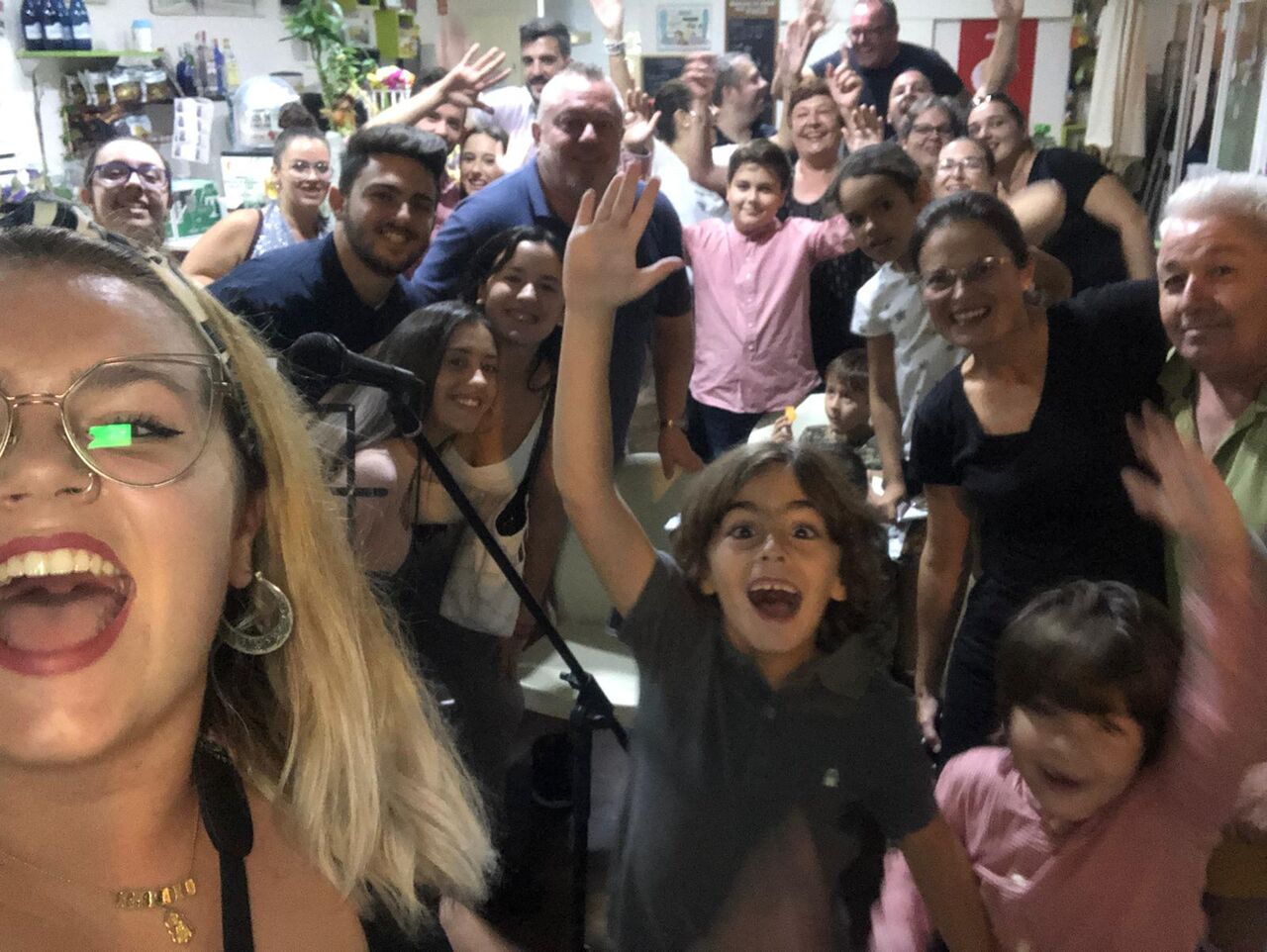 Disfrutar junto a nuestr@s artistas de sus éxitos. Ay, Amparo Amores! Gran tarde nos regalaste con tu voz y desparpajo.