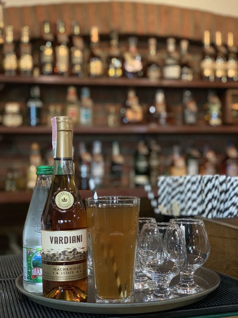 Якісний алкоголь з усього світу та б\па напої власного виробництва.