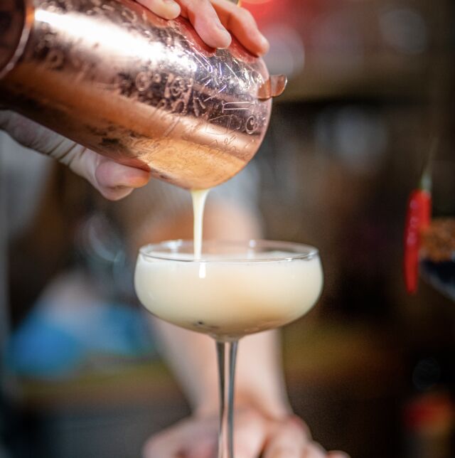 PISCO SOUR
Pisco, blanc d’oeuf, citron vert, purée de passion, sirop de gingembre maison , bitter chuncho.