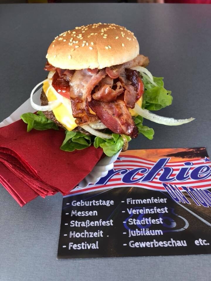 Unser Klassiker der Archie Burger mit 100% Beef, Käse, Bacon und Salat aus der Region