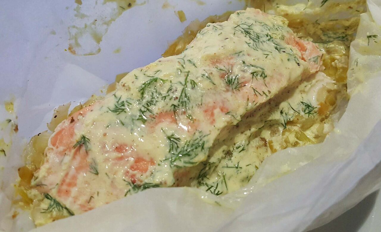 SAUMON EN PAPILLOTTE SUR LIT DE POIREAUX