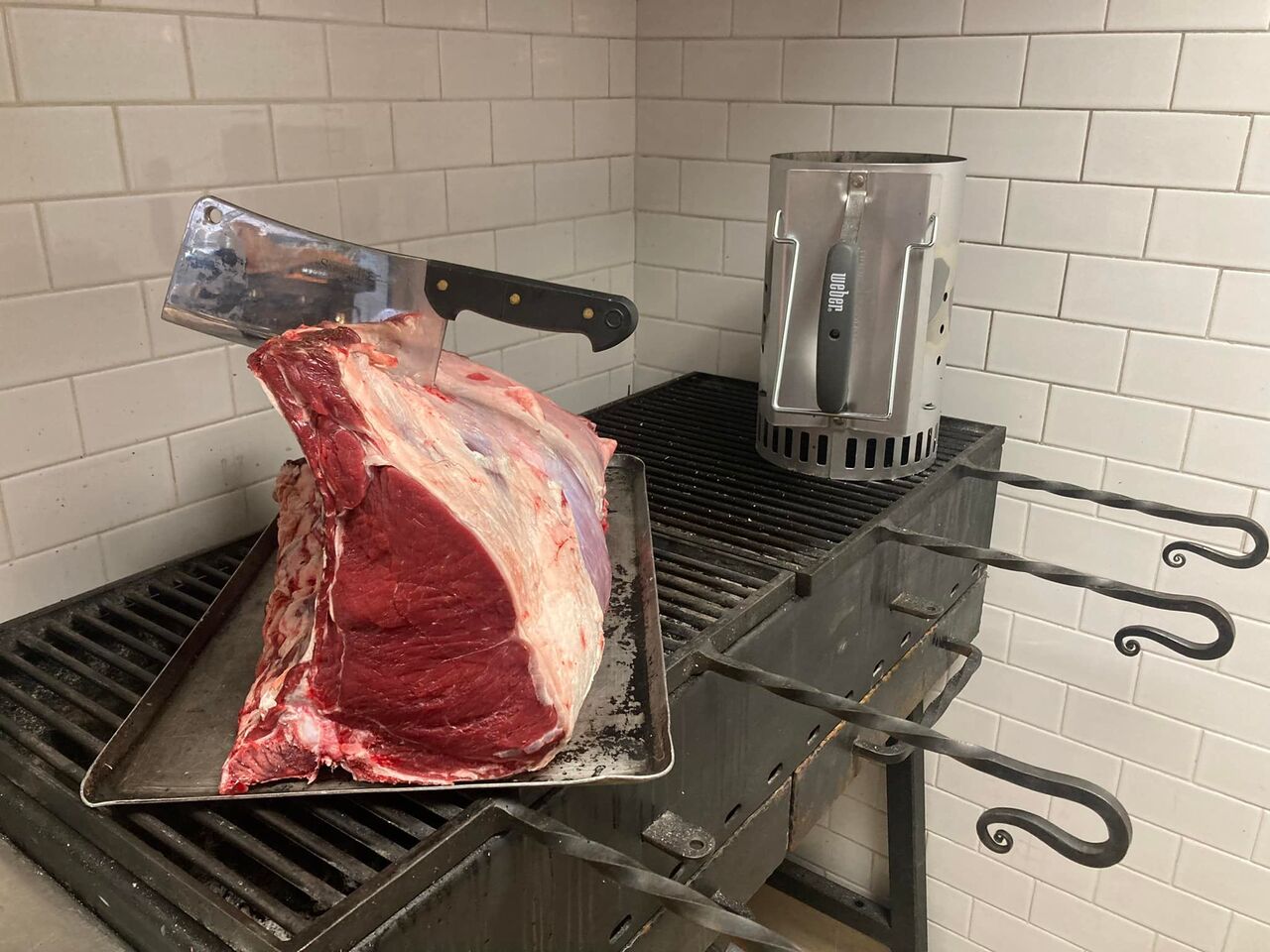 Ce beau carré de côte cuit à la braise vous attends !