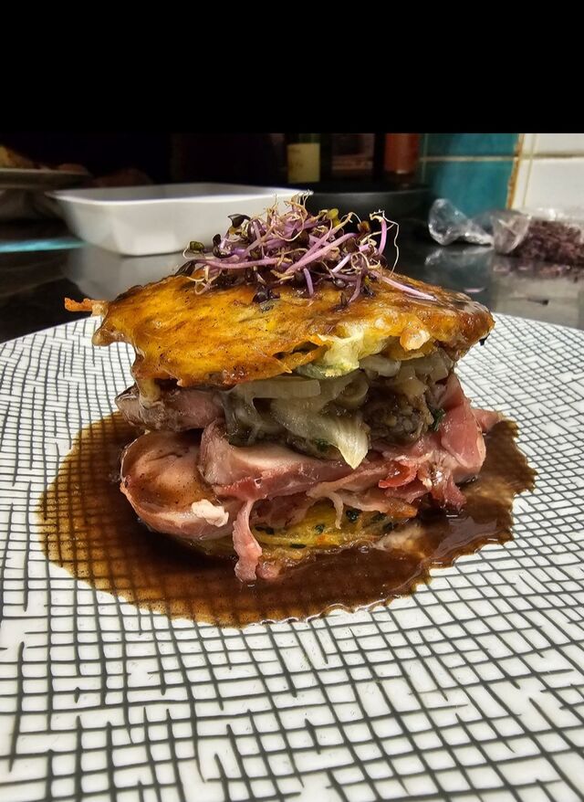 Le Burger au mignon de Porc, oignons, champignons, fromage, râpés de pommes de terre