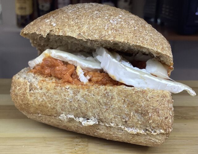 Mini bocadillo de sobrasada, queso de cabra y miel.