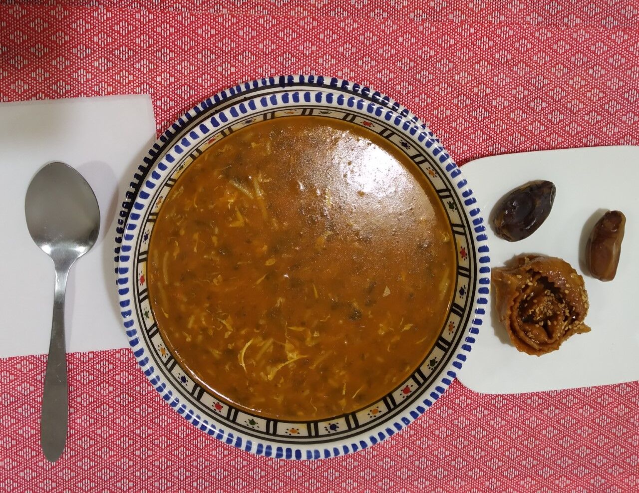 SOUPE Harira Soupe traditionnelle marocaine (à base de tomates, pois chiches, vermicelles, lentilles.....)
