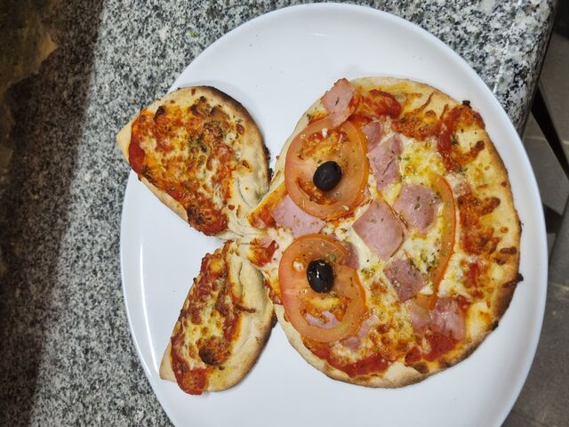 Pizza enfant , realiser par Eric qui tenais l Astrada a st brieuc. 😊👍👍
Pour le plaisir de vos enfants.
Sur place,a emporter.