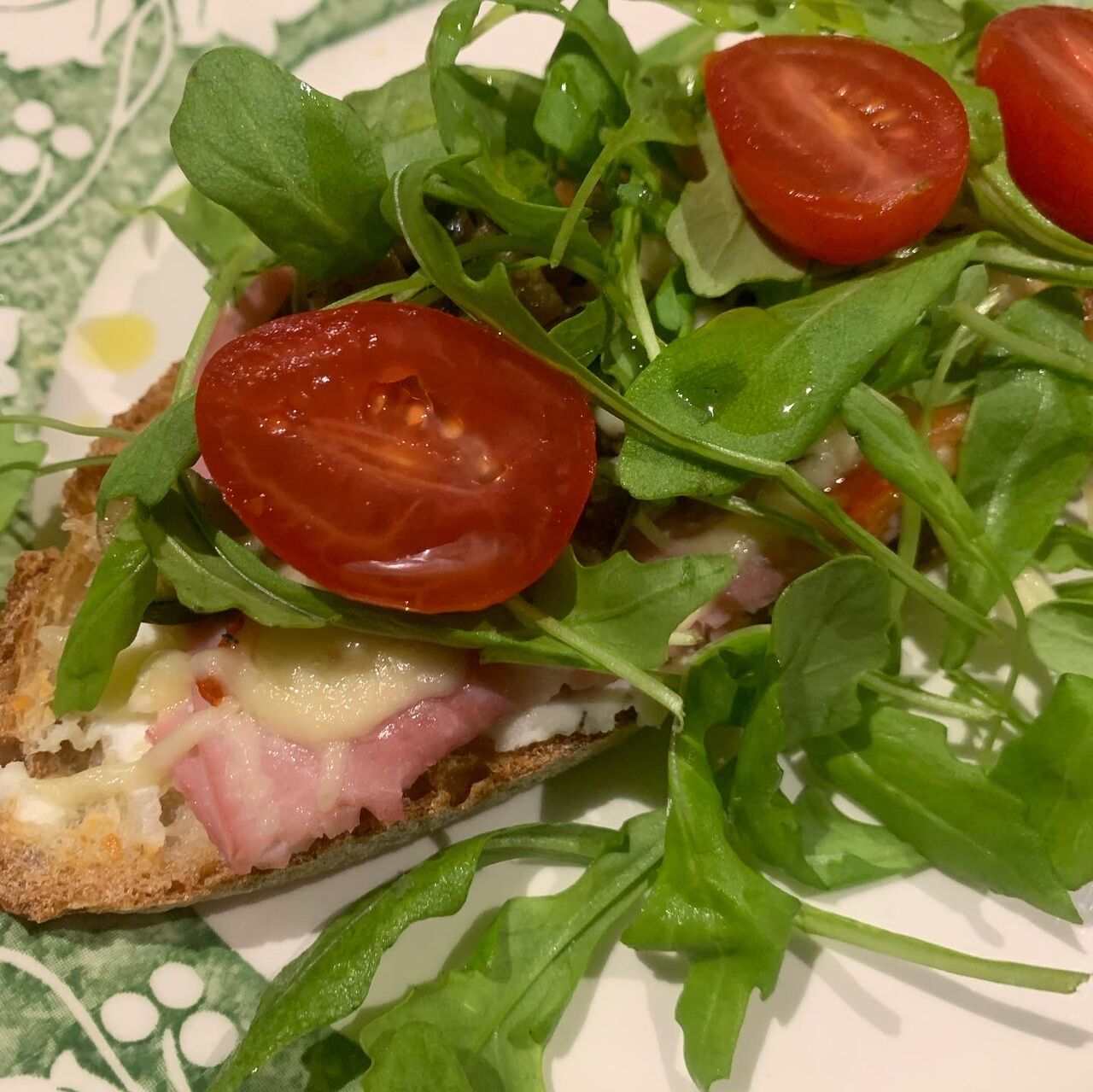 Tartine de brousse aux légumes marinés avec ou sans jambon et formage fondu