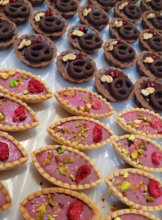 Malinové lodičky a čokoládovo - karamelové košíčky