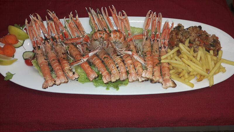 Scampi grilled on flaming stone: