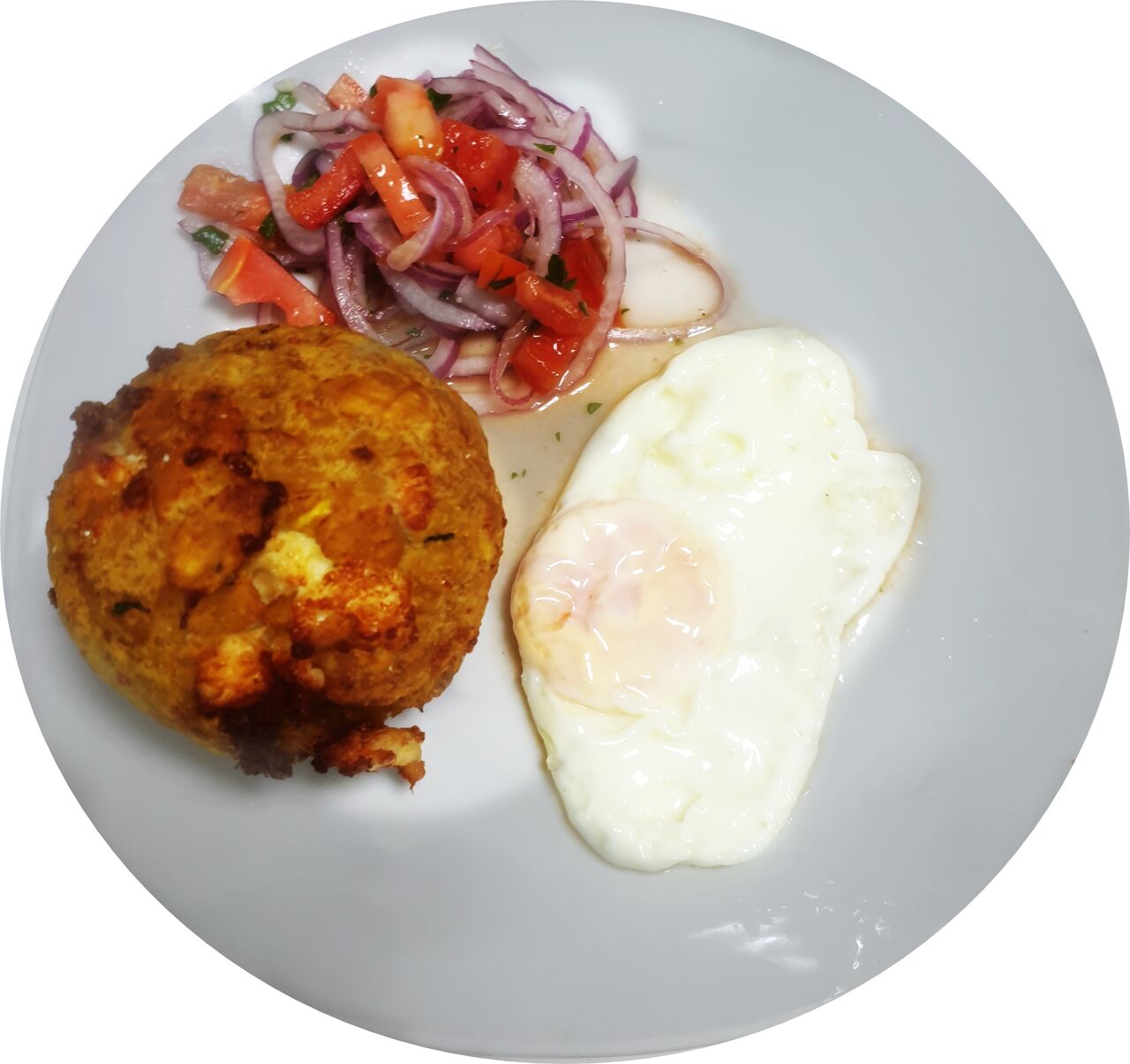 BOLON MIXTO.plátano frito, huevo frito, ensalada, cerdo frito