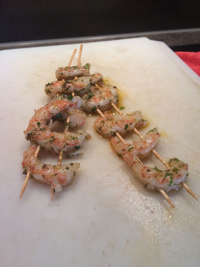 Garnelen am Spieß oder in Olivenöl gegart, mit verschiedenen Geschmacksrichtungen