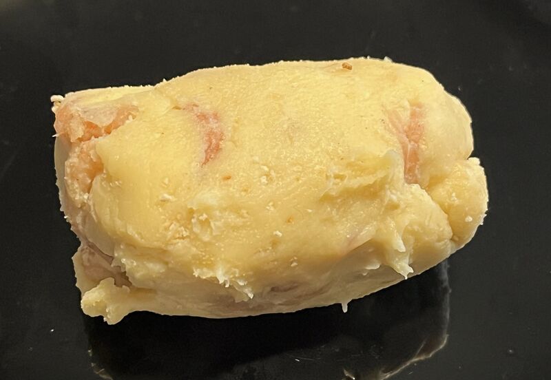 Prendre un peu de pâte et façonner une croquette.