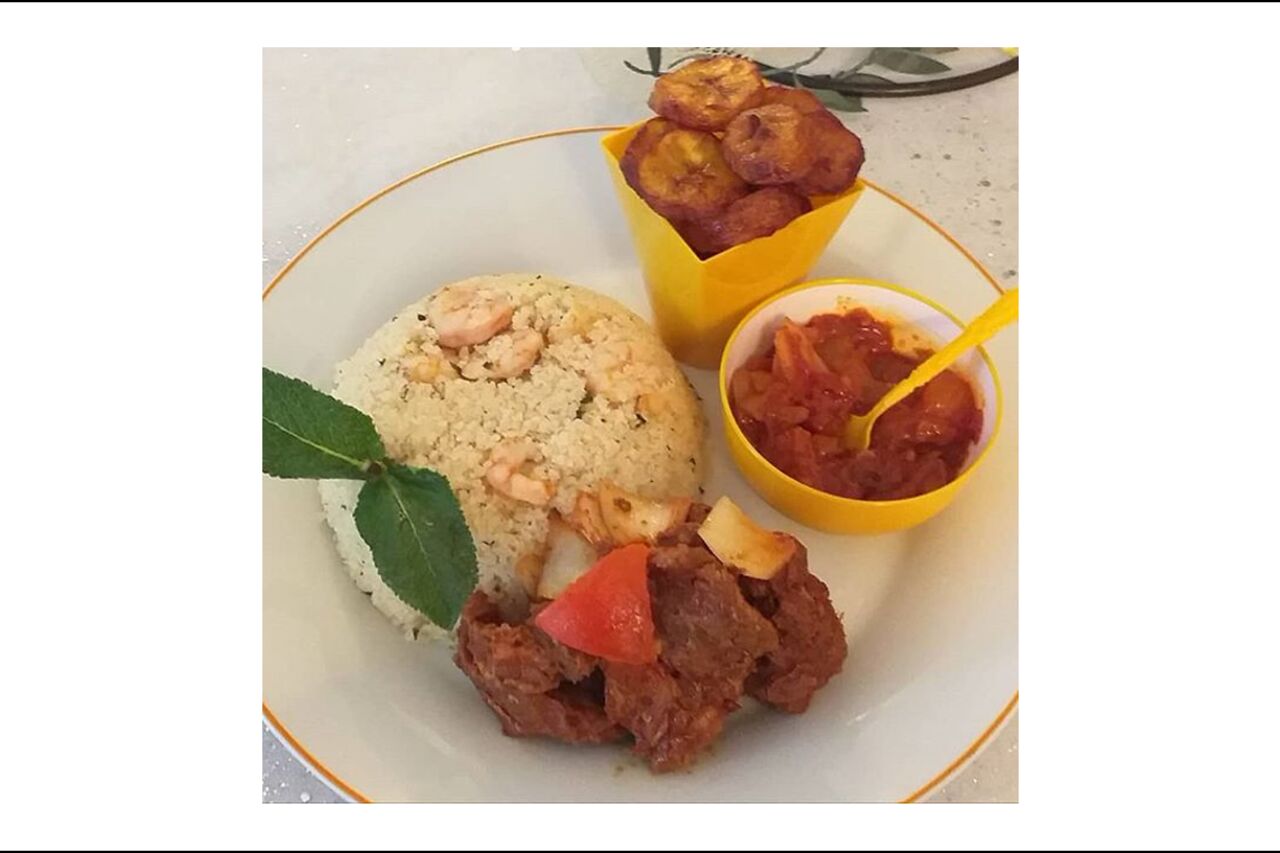 Attiéke au boeuf et sa sauce rouge avec ses bananes plantin 9€50