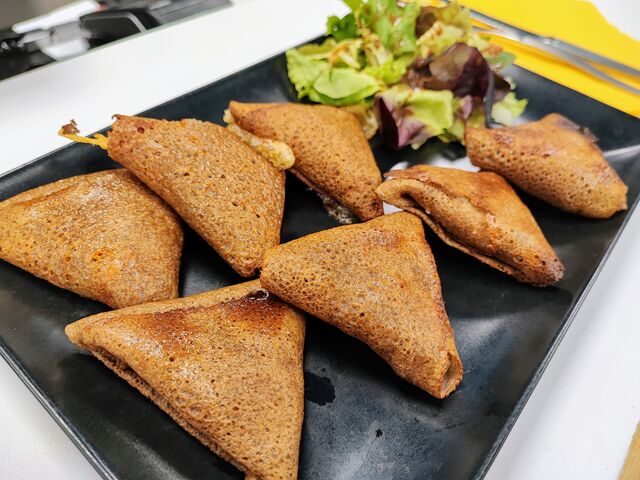 Nos Samoussa de galettes. Plusieurs garniture au choix qui changent toutes les semaines 