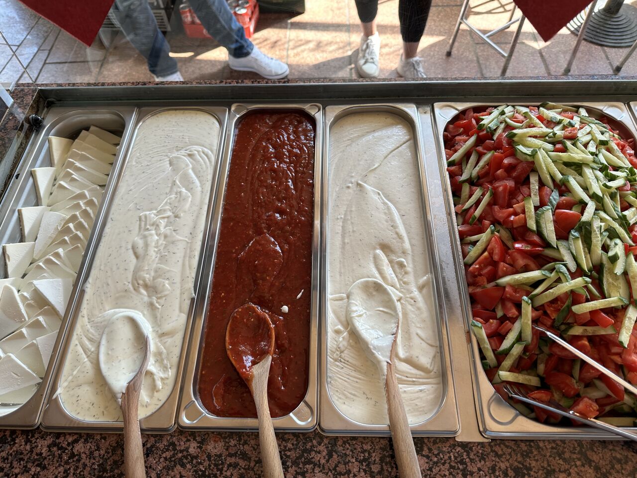 Leckere Soßen runden unseren Döner ab