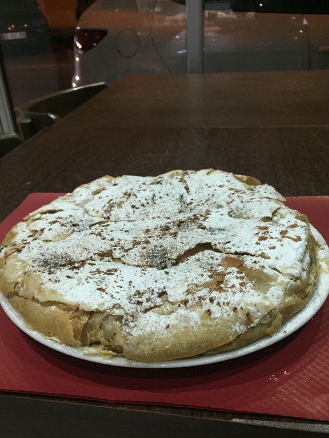 SUR COMMANDE: PASTILLA: 4 personnes; 60€
pigeon, cacahuètes pillées, oignons confits.