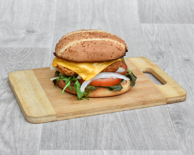 Salade, tomate, oignons, crousti poulet et Cheddar. Servi avec sauce au choix.