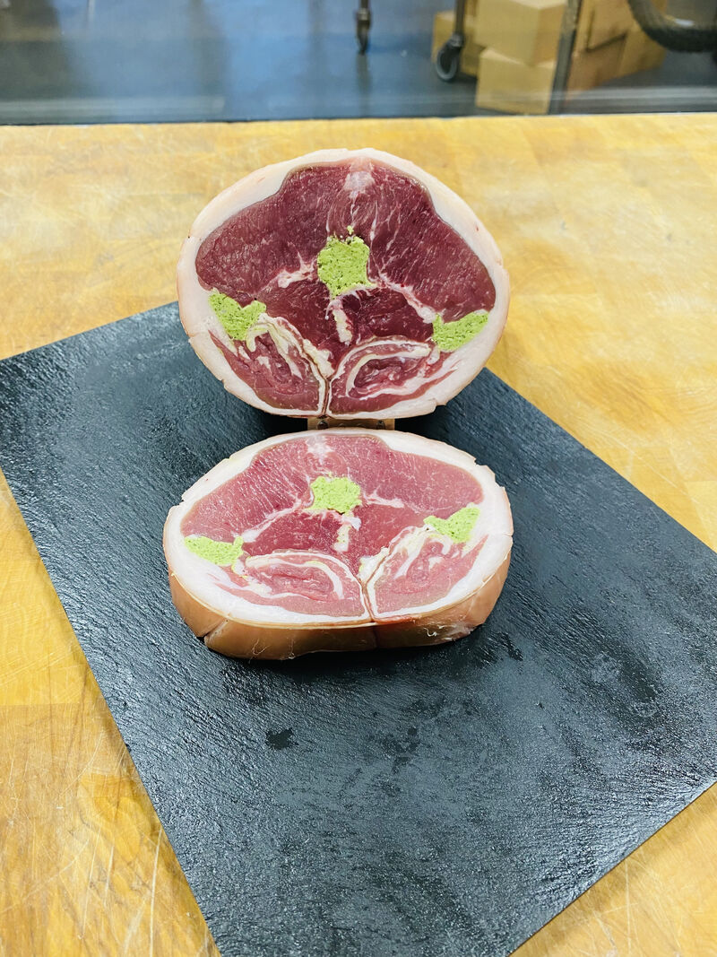 baron d'agneau désossé avec son insert beurre maitre d'hôtel 