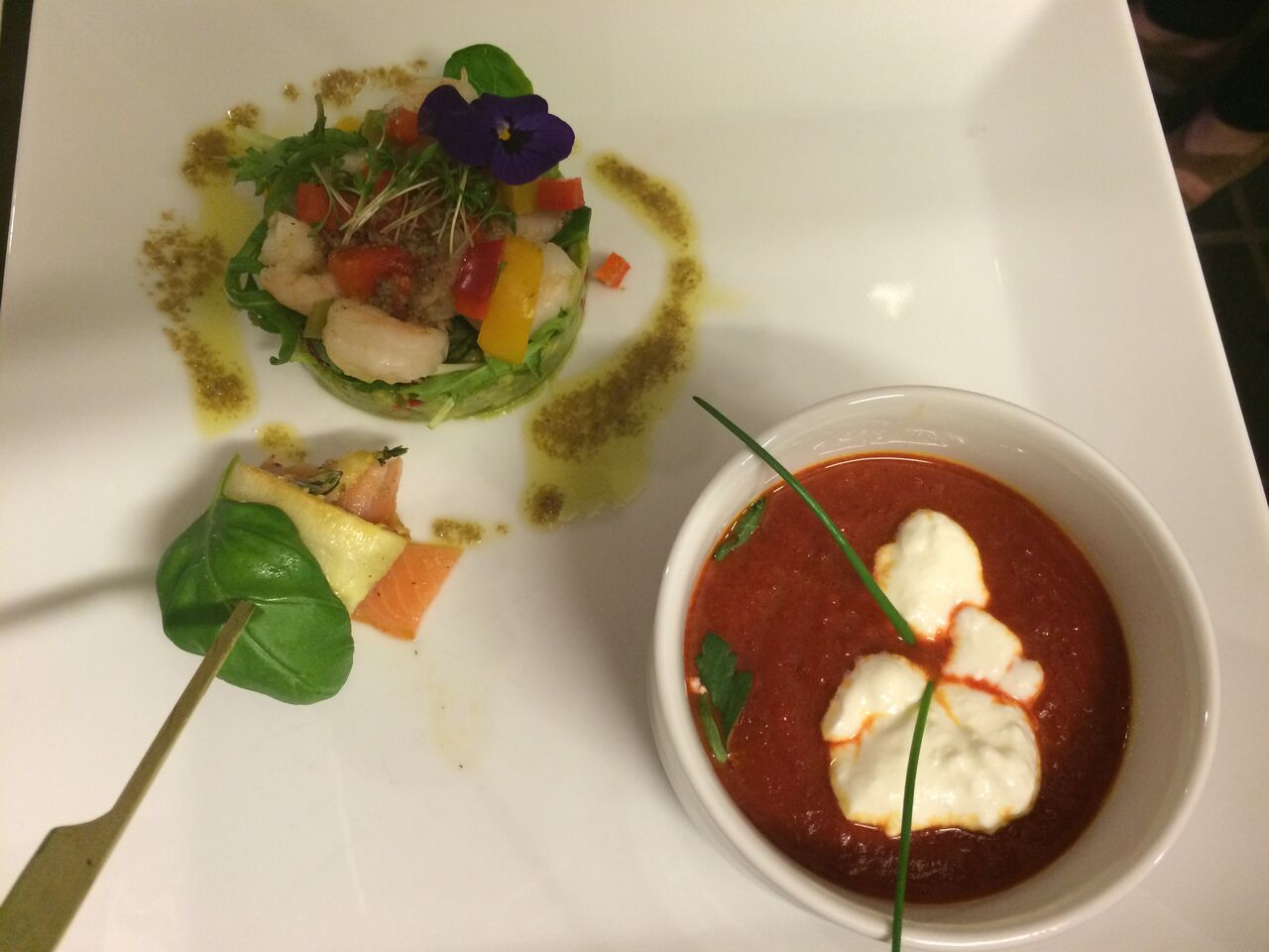 Tomaten soep met tartaar komkommer spinazie en gemarineerde garnalen