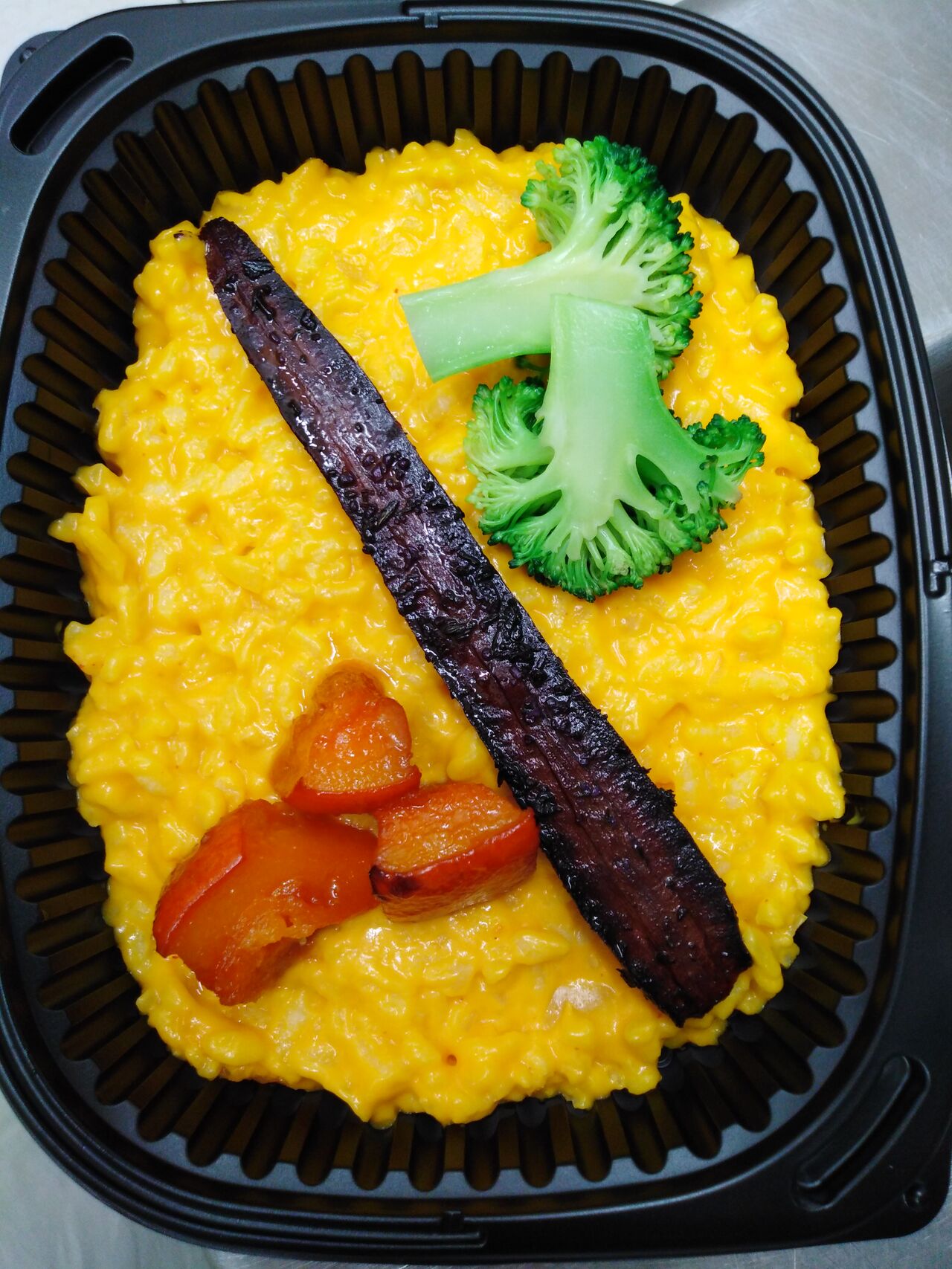 Plat du jour
Risotto a la purée de citrouille, potimarron confit au miel, brocolis croquant et carotte rôtie au thym.
8.50 €