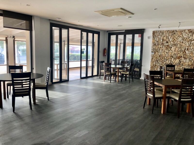 Interior luminoso y climatizado, ideal para huir del calor.