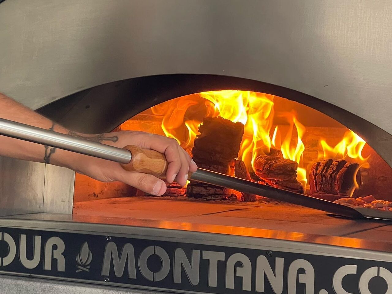 Notre feu est alimenté avec des bûches compressées, 100% naturelles et bien entendu agréées alimentaires