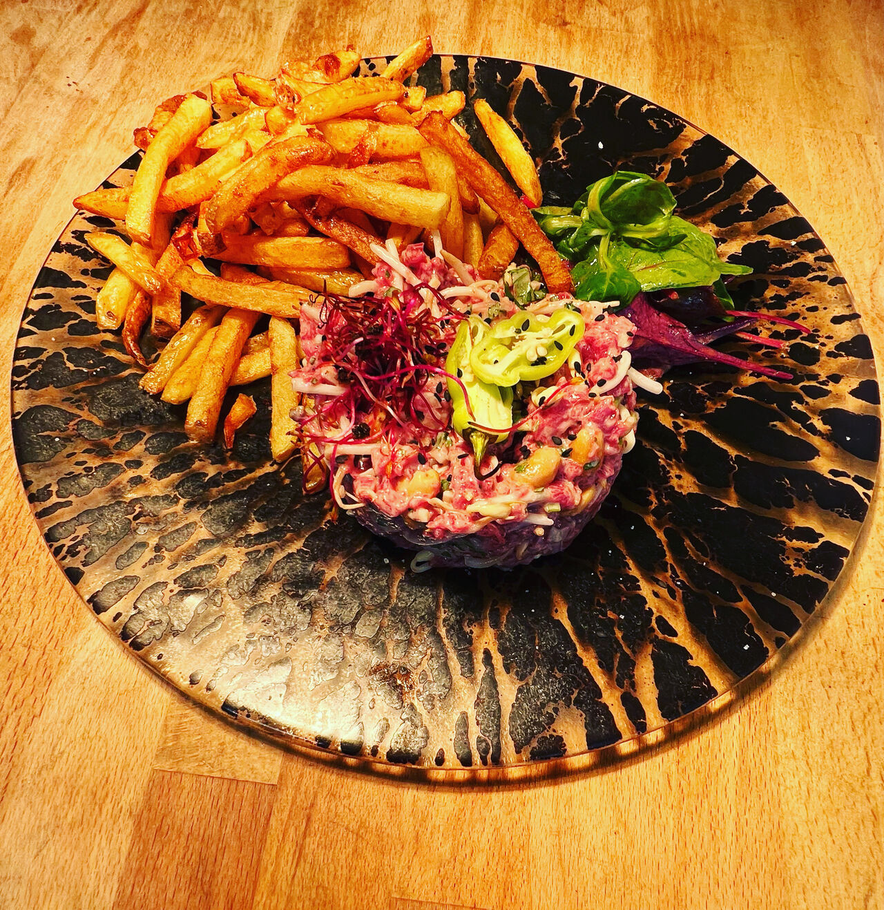 Le tartare de bœuf au couteau thaï, frites maison